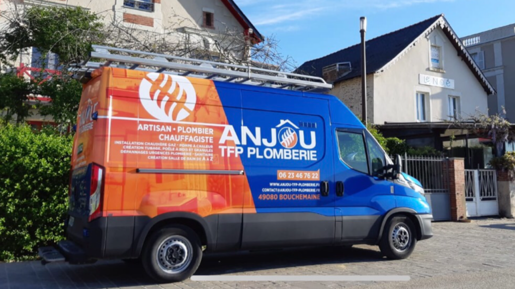 Camion de lentreprise anjou tfp Plomberie, se déplace de Bouchemaine à Saint-Jean-de-Linières, Avrillé et Saint-Martin-du-Fouilloux pour répondre aux besoins des clients dans ces zones, offrant des services de plomberie professionnels et fiables.